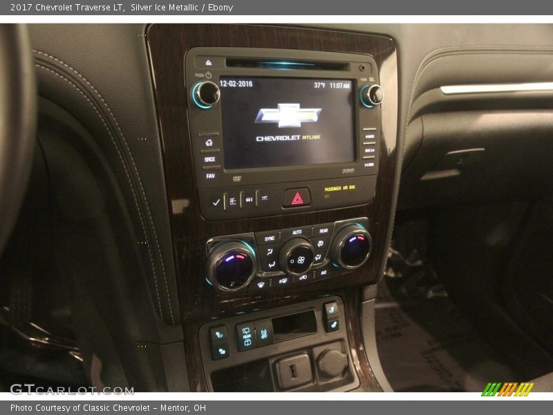 Silver Ice Metallic / Ebony 2017 Chevrolet Traverse LT