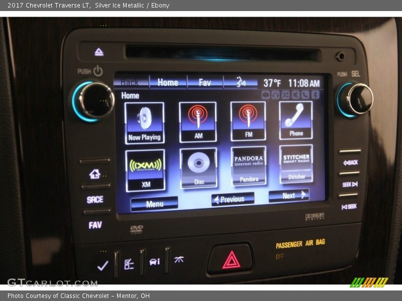 Silver Ice Metallic / Ebony 2017 Chevrolet Traverse LT
