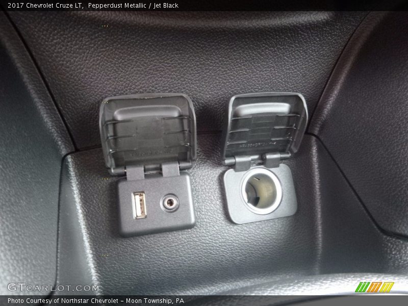 Pepperdust Metallic / Jet Black 2017 Chevrolet Cruze LT