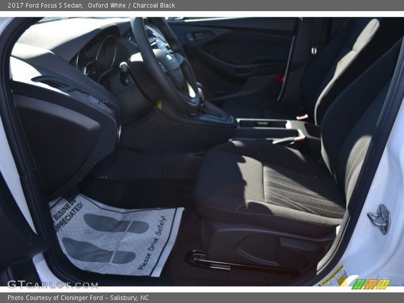 Oxford White / Charcoal Black 2017 Ford Focus S Sedan