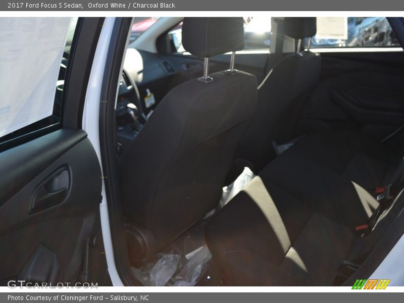 Oxford White / Charcoal Black 2017 Ford Focus S Sedan
