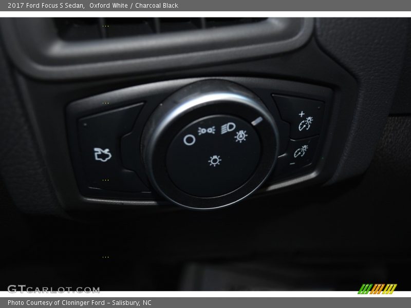 Oxford White / Charcoal Black 2017 Ford Focus S Sedan