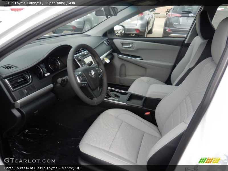 Super White / Ash 2017 Toyota Camry SE