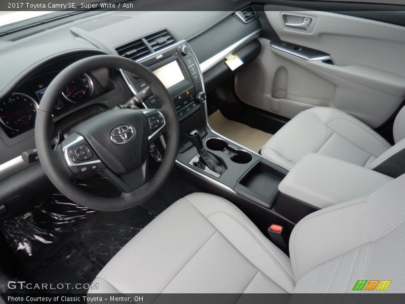 Super White / Ash 2017 Toyota Camry SE