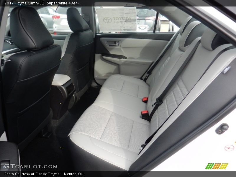 Super White / Ash 2017 Toyota Camry SE