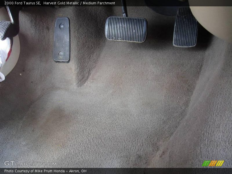 Harvest Gold Metallic / Medium Parchment 2000 Ford Taurus SE