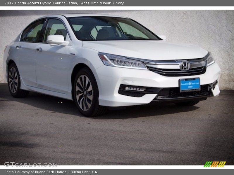 Front 3/4 View of 2017 Accord Hybrid Touring Sedan