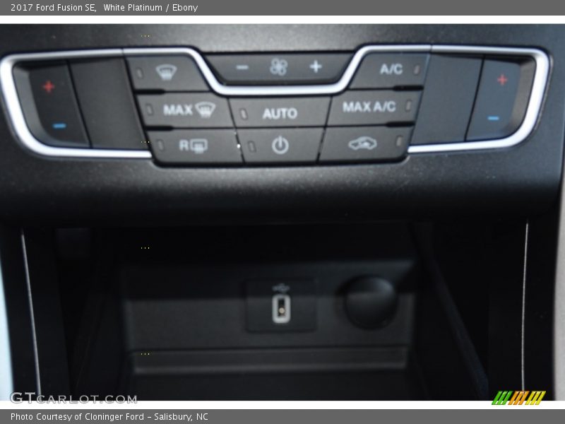 White Platinum / Ebony 2017 Ford Fusion SE