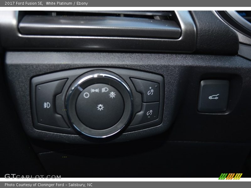 White Platinum / Ebony 2017 Ford Fusion SE