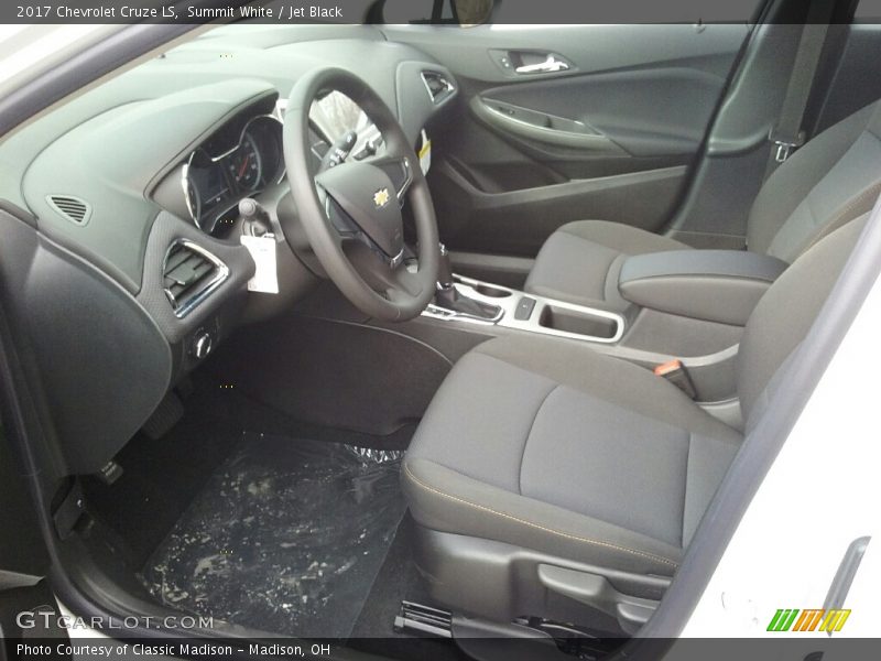 Summit White / Jet Black 2017 Chevrolet Cruze LS