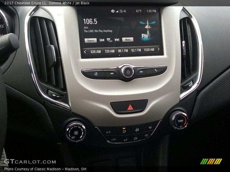 Summit White / Jet Black 2017 Chevrolet Cruze LS