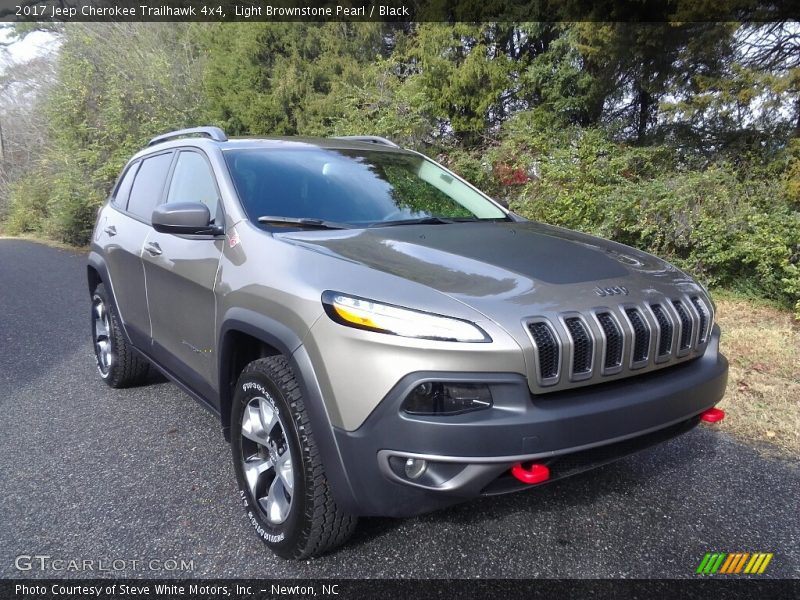 Front 3/4 View of 2017 Cherokee Trailhawk 4x4