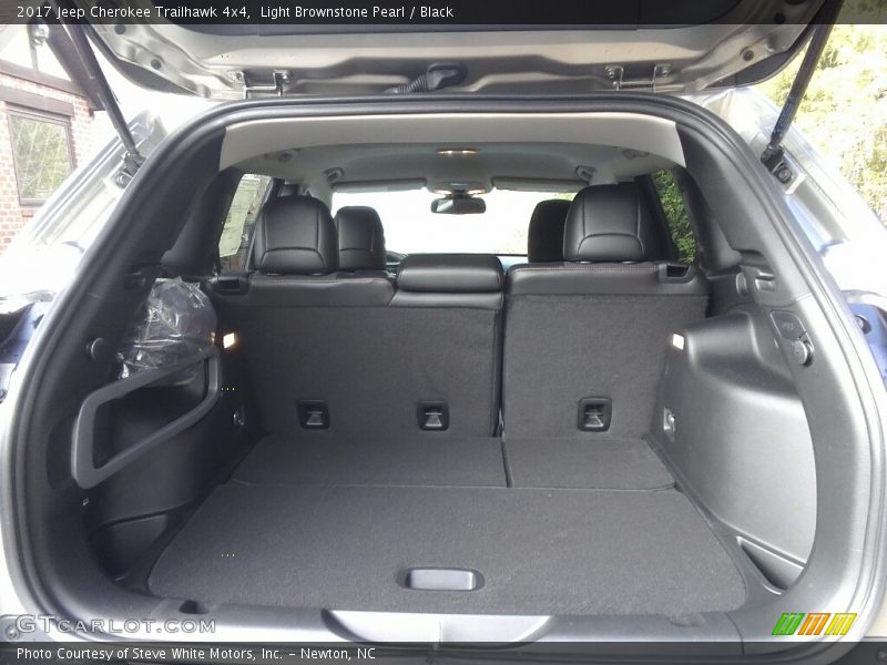  2017 Cherokee Trailhawk 4x4 Trunk