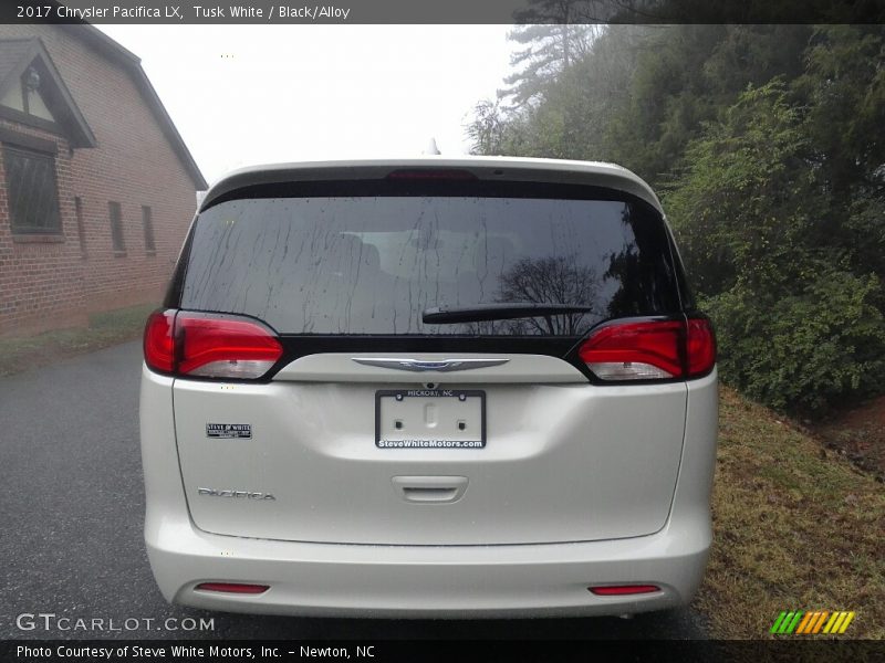 Tusk White / Black/Alloy 2017 Chrysler Pacifica LX