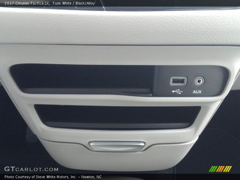 Tusk White / Black/Alloy 2017 Chrysler Pacifica LX