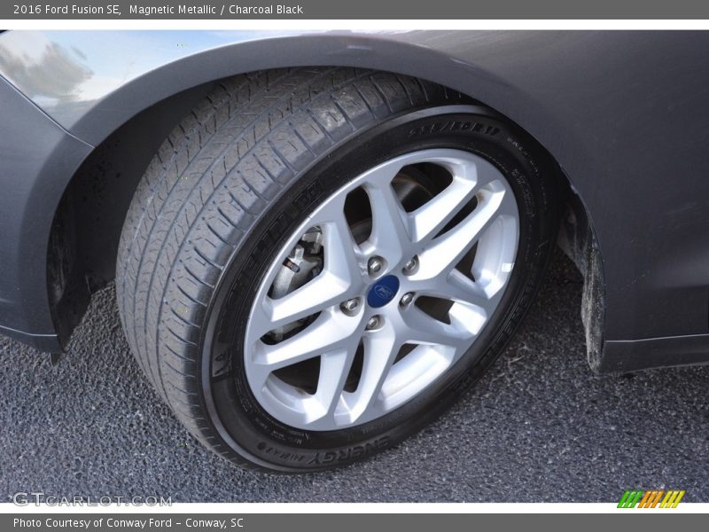 Magnetic Metallic / Charcoal Black 2016 Ford Fusion SE