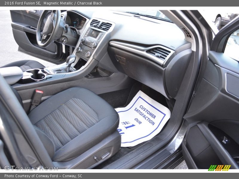 Magnetic Metallic / Charcoal Black 2016 Ford Fusion SE