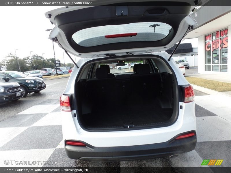 Snow White Pearl / Satin Black 2016 Kia Sorento LX