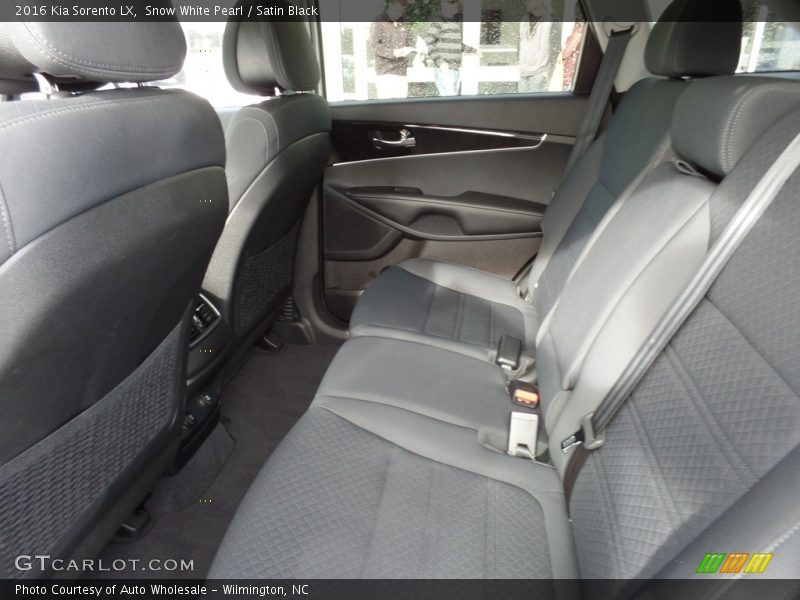Snow White Pearl / Satin Black 2016 Kia Sorento LX