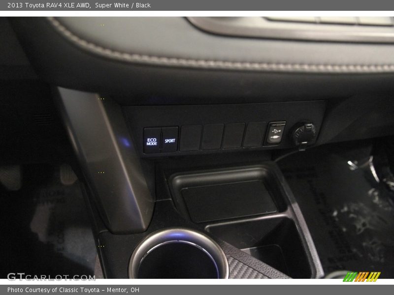 Super White / Black 2013 Toyota RAV4 XLE AWD
