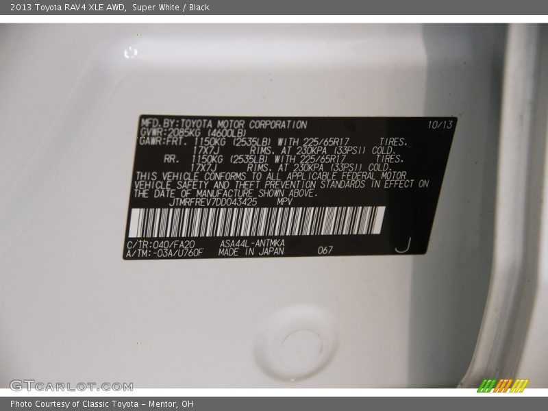 Super White / Black 2013 Toyota RAV4 XLE AWD