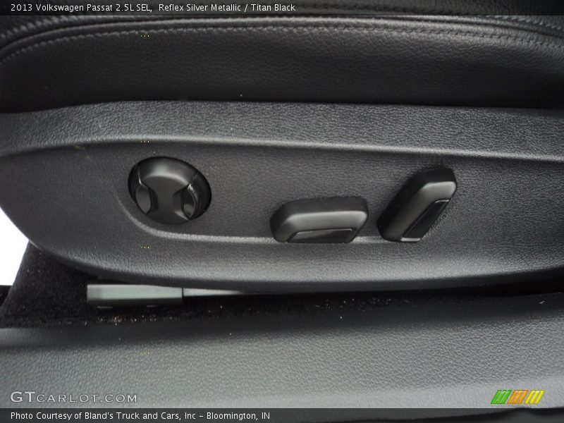 Reflex Silver Metallic / Titan Black 2013 Volkswagen Passat 2.5L SEL