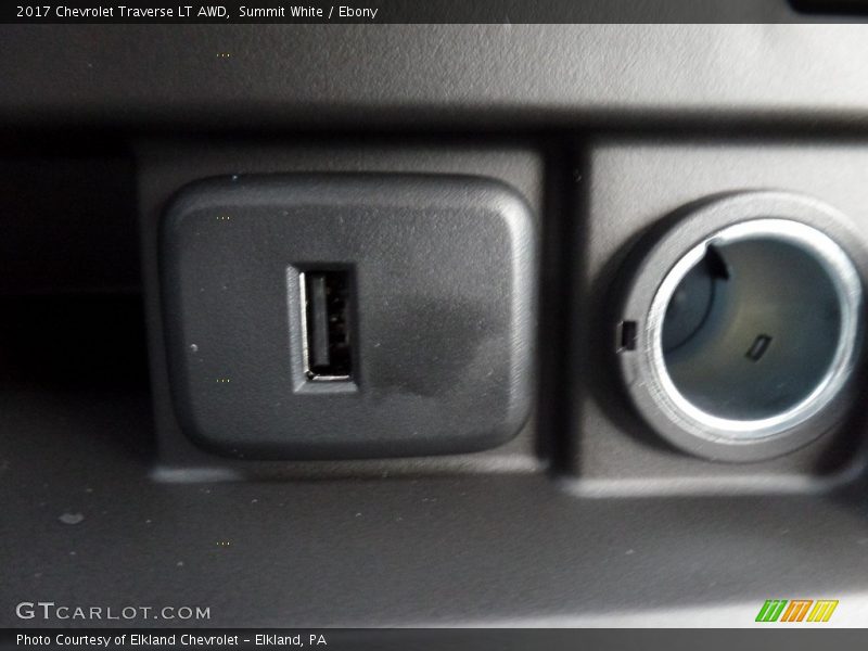 Summit White / Ebony 2017 Chevrolet Traverse LT AWD