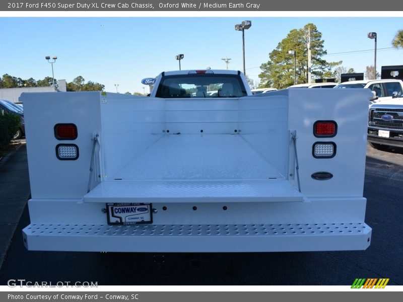 Oxford White / Medium Earth Gray 2017 Ford F450 Super Duty XL Crew Cab Chassis