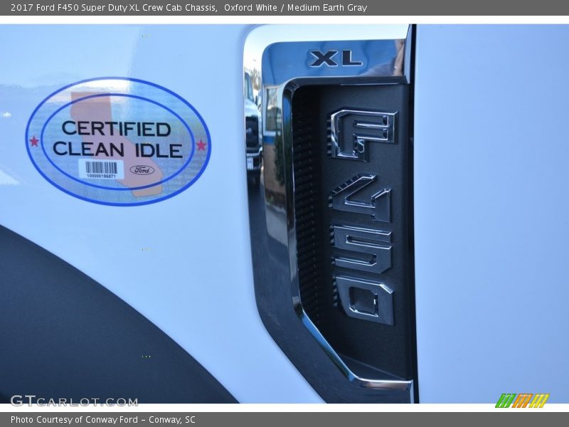 Oxford White / Medium Earth Gray 2017 Ford F450 Super Duty XL Crew Cab Chassis