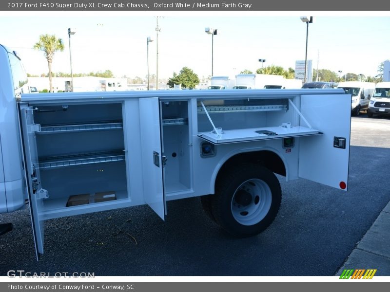 Oxford White / Medium Earth Gray 2017 Ford F450 Super Duty XL Crew Cab Chassis