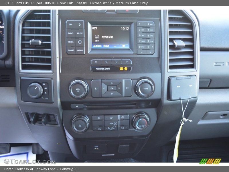 Oxford White / Medium Earth Gray 2017 Ford F450 Super Duty XL Crew Cab Chassis