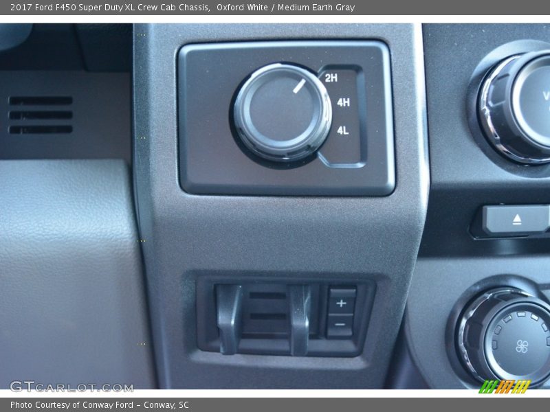 Oxford White / Medium Earth Gray 2017 Ford F450 Super Duty XL Crew Cab Chassis