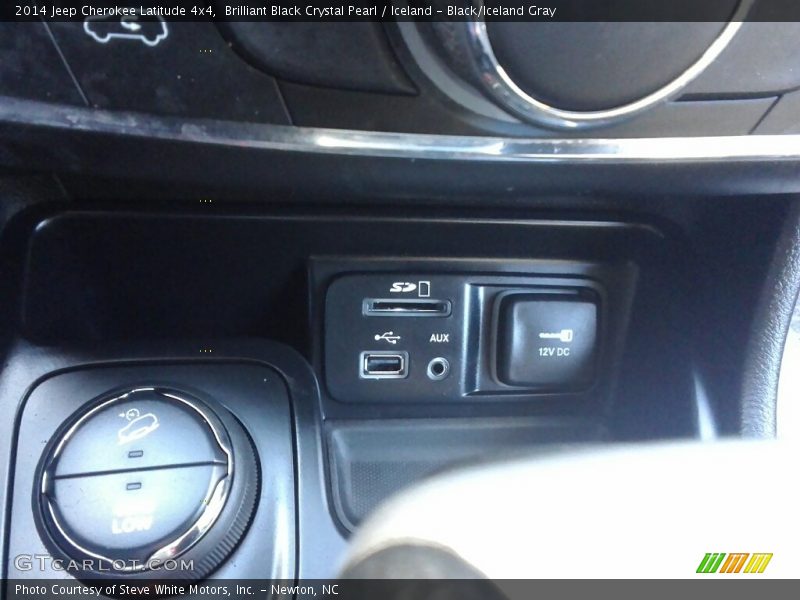 Brilliant Black Crystal Pearl / Iceland - Black/Iceland Gray 2014 Jeep Cherokee Latitude 4x4