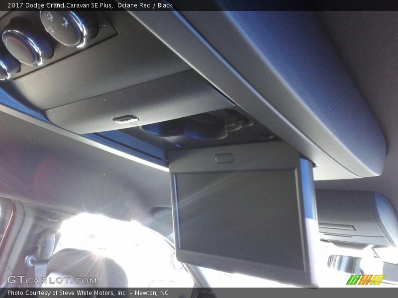 Octane Red / Black 2017 Dodge Grand Caravan SE Plus