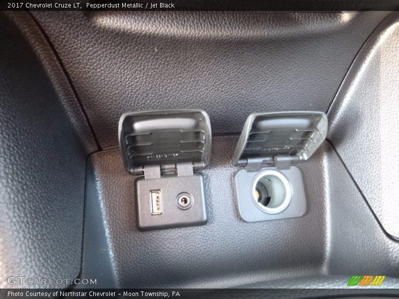Pepperdust Metallic / Jet Black 2017 Chevrolet Cruze LT
