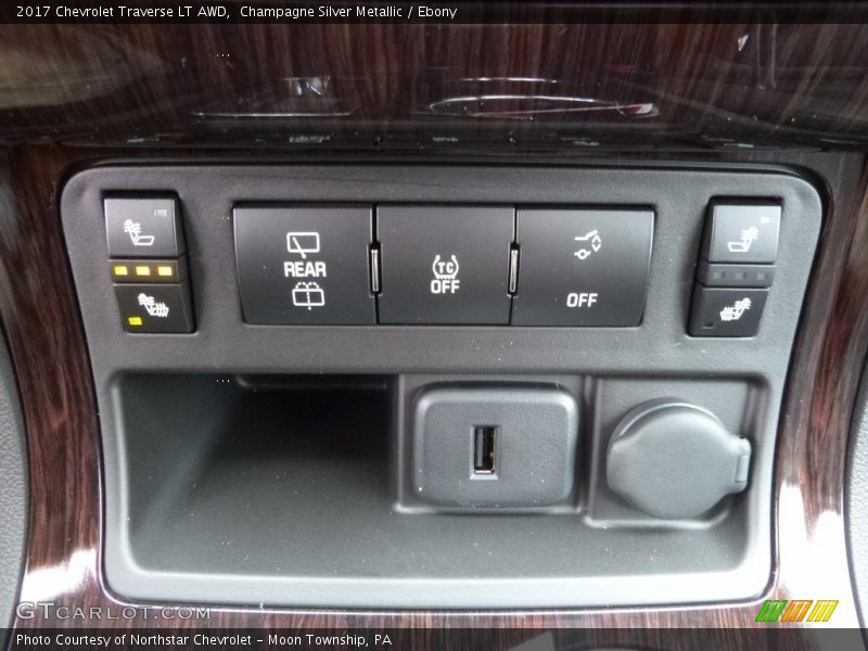 Champagne Silver Metallic / Ebony 2017 Chevrolet Traverse LT AWD
