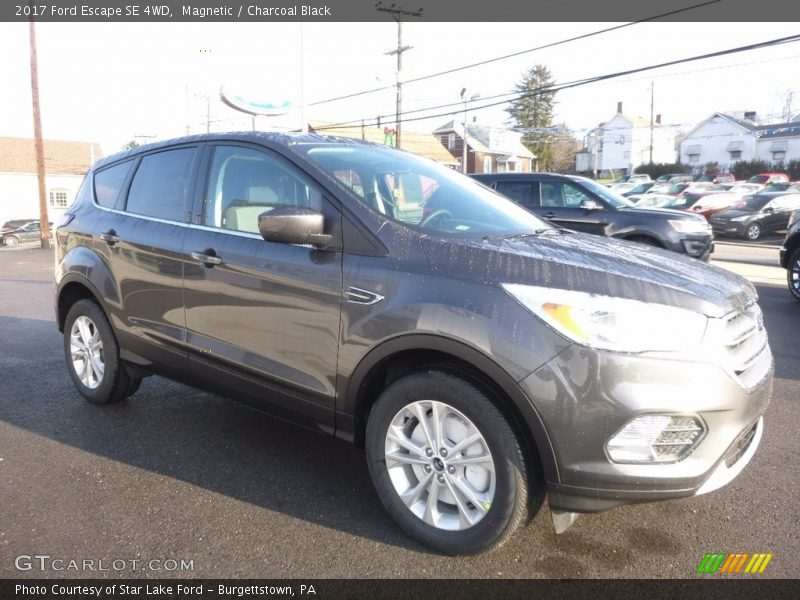 Front 3/4 View of 2017 Escape SE 4WD