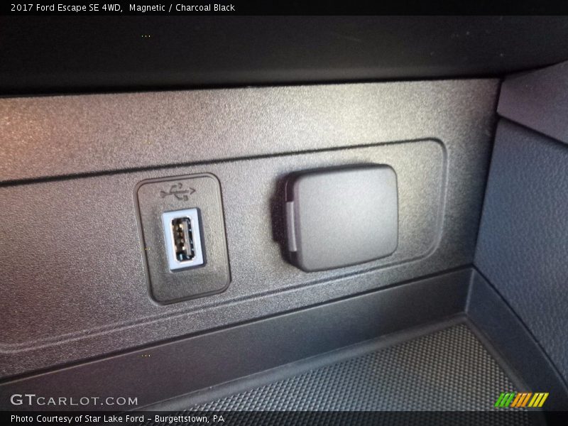 Magnetic / Charcoal Black 2017 Ford Escape SE 4WD
