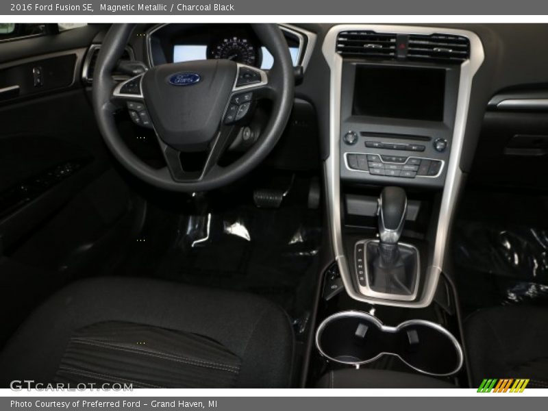 Magnetic Metallic / Charcoal Black 2016 Ford Fusion SE