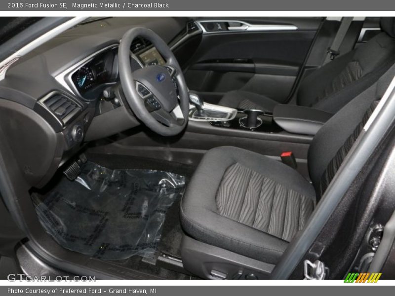 Magnetic Metallic / Charcoal Black 2016 Ford Fusion SE