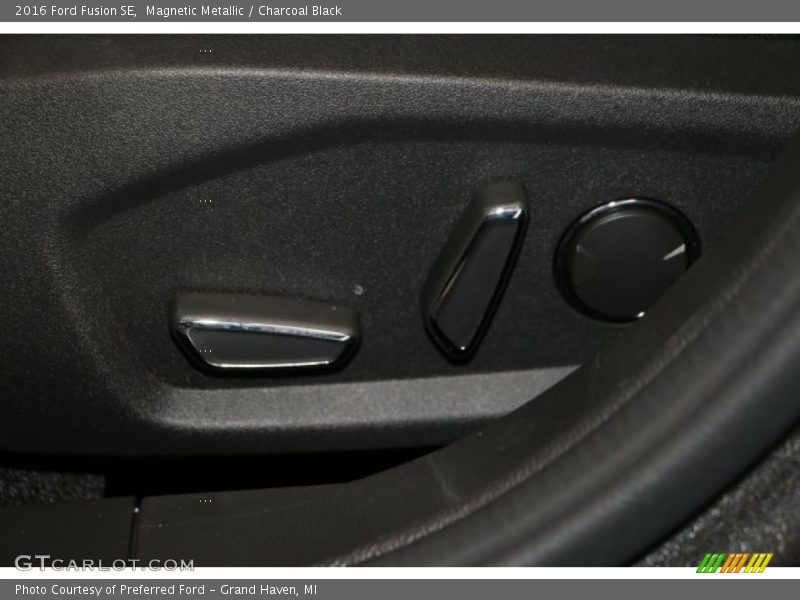 Magnetic Metallic / Charcoal Black 2016 Ford Fusion SE