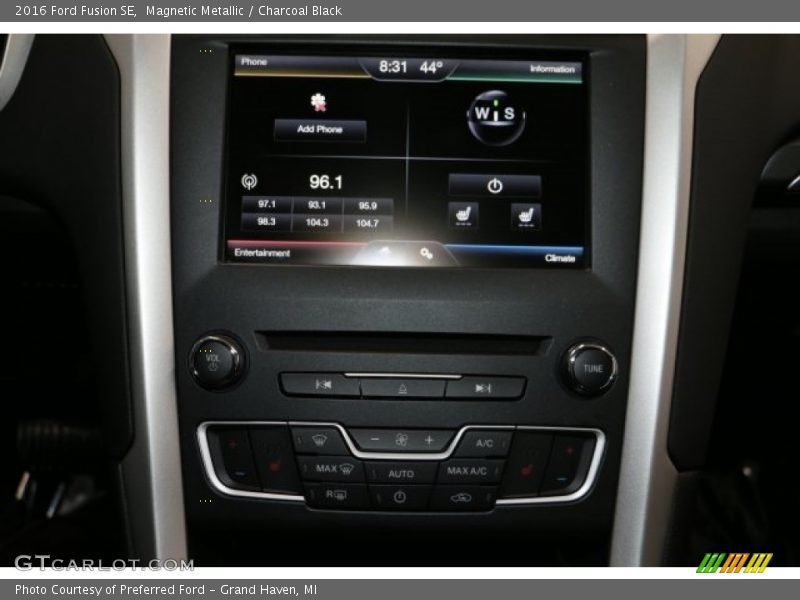 Magnetic Metallic / Charcoal Black 2016 Ford Fusion SE