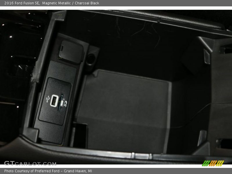 Magnetic Metallic / Charcoal Black 2016 Ford Fusion SE