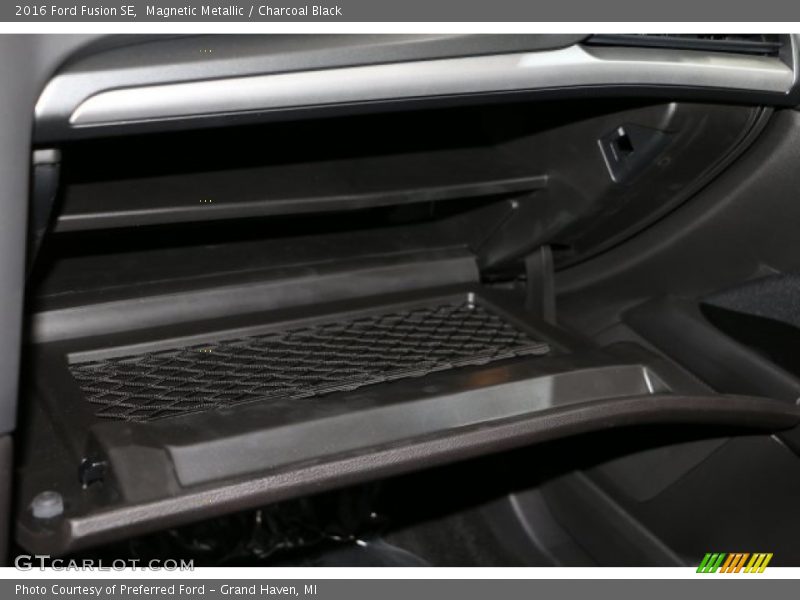 Magnetic Metallic / Charcoal Black 2016 Ford Fusion SE