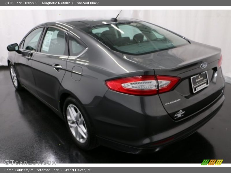 Magnetic Metallic / Charcoal Black 2016 Ford Fusion SE