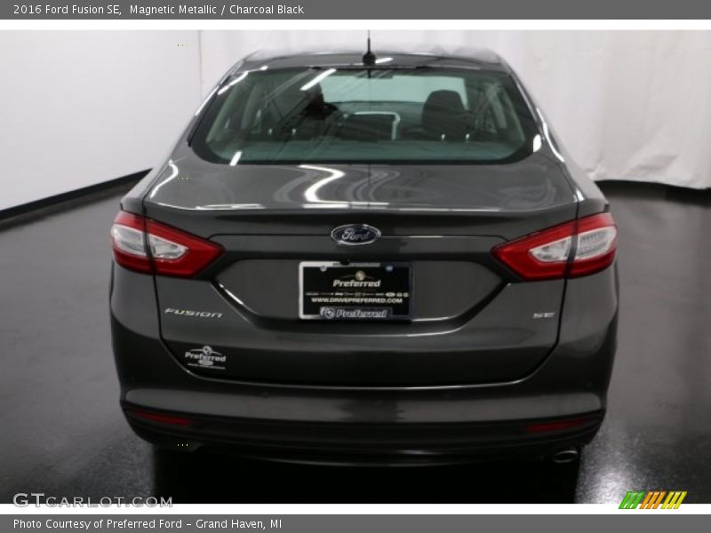 Magnetic Metallic / Charcoal Black 2016 Ford Fusion SE