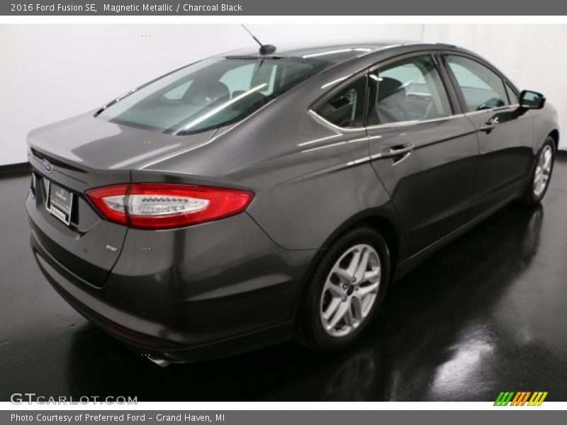 Magnetic Metallic / Charcoal Black 2016 Ford Fusion SE