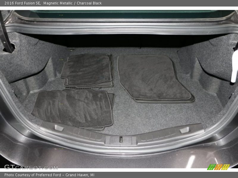 Magnetic Metallic / Charcoal Black 2016 Ford Fusion SE