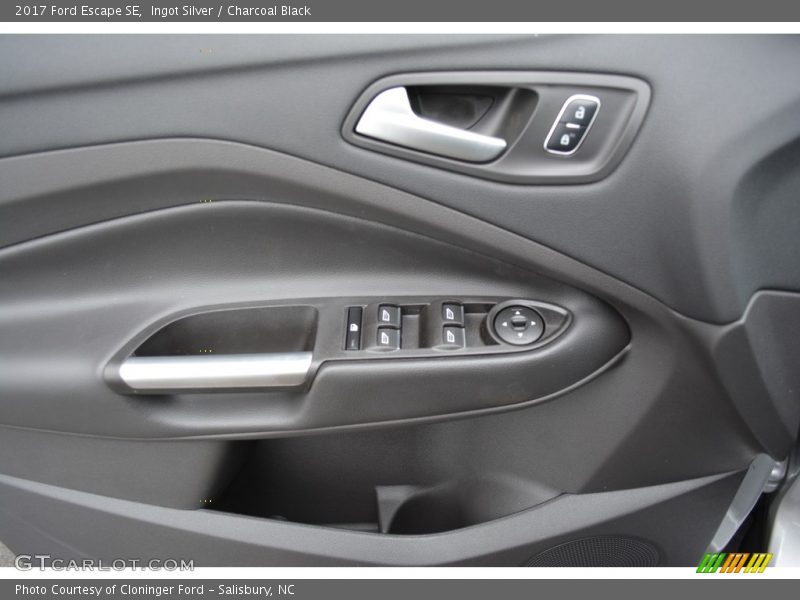 Ingot Silver / Charcoal Black 2017 Ford Escape SE