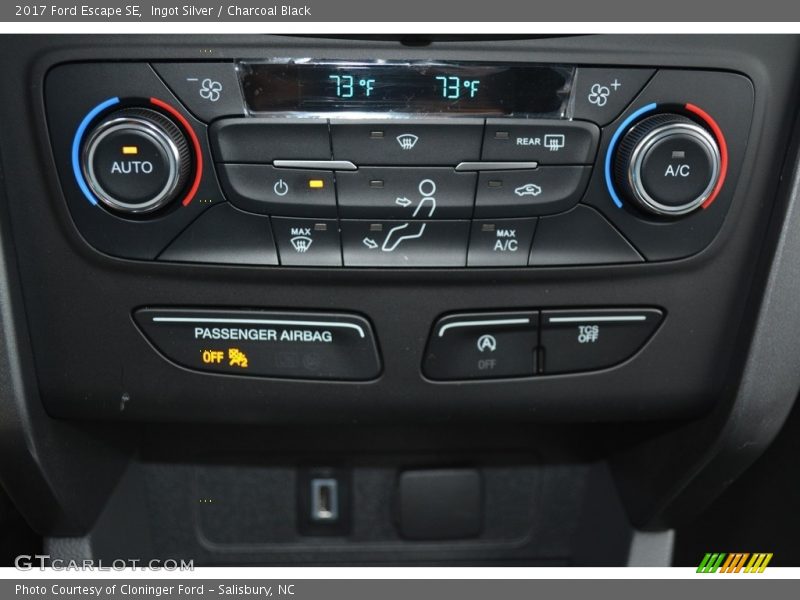 Ingot Silver / Charcoal Black 2017 Ford Escape SE